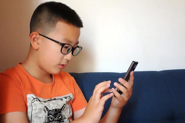 取代遥控器，充当翻译官，Qin 2多亲AI手机瞬间让你变成外国人