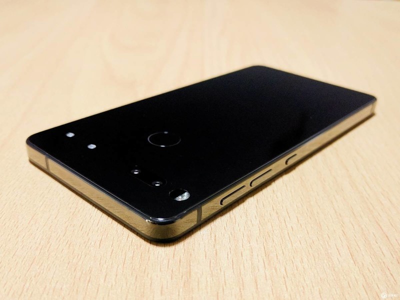 Essential Phone：旗舰半成品？