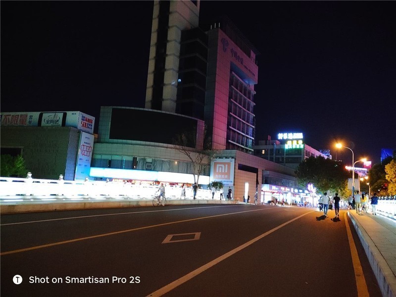 坚果Pro2S详测：自带桌面系统的手机，只要1798元