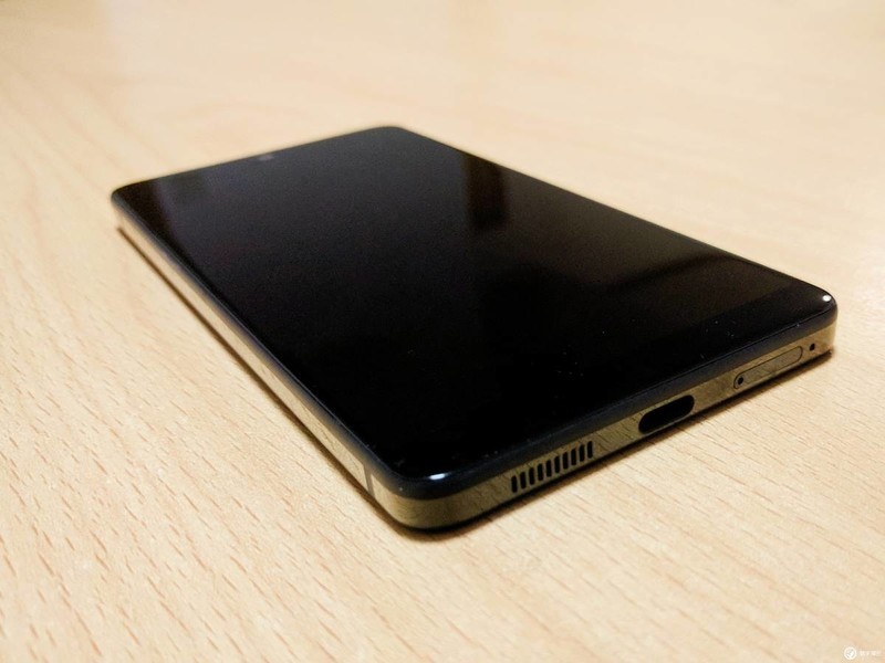 Essential Phone：旗舰半成品？