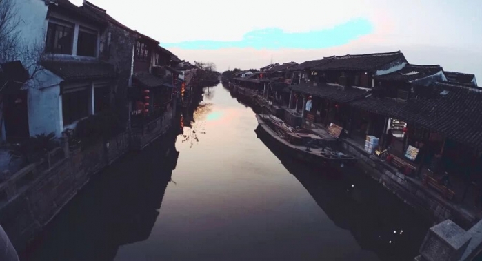 女友买了一个HTC Re如影相机