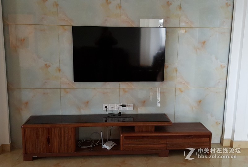 客厅的电视是放在电视柜上还是挂在墙上：这是一个大问题