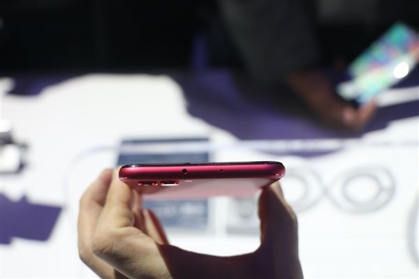 荣耀V10图赏：高颜值旗舰 这红色太有爱！