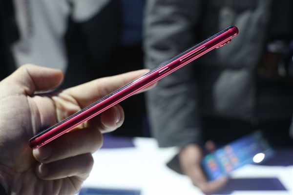 荣耀V10图赏：高颜值旗舰 这红色太有爱！