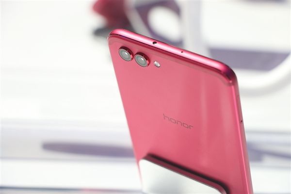 荣耀V10图赏：高颜值旗舰 这红色太有爱！