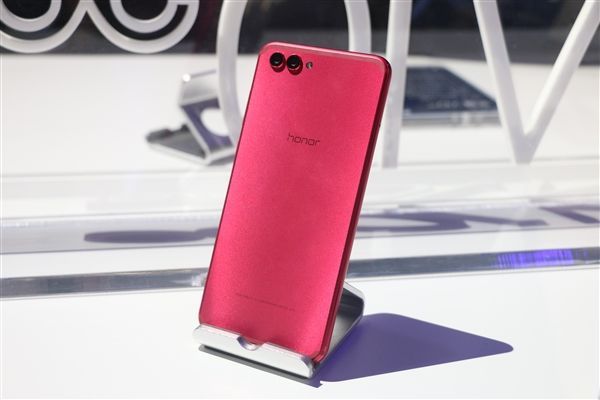 荣耀V10图赏：高颜值旗舰 这红色太有爱！