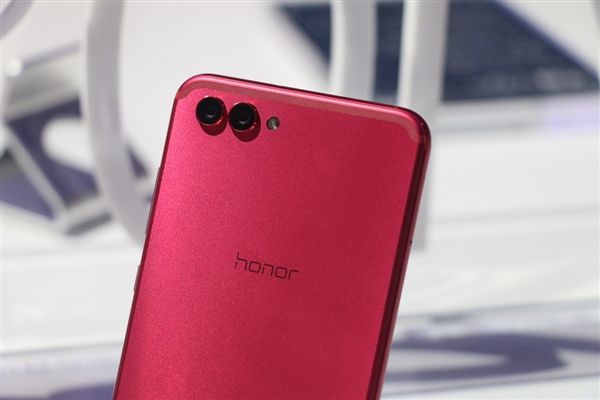 荣耀V10图赏：高颜值旗舰 这红色太有爱！