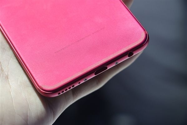 荣耀V10图赏：高颜值旗舰 这红色太有爱！