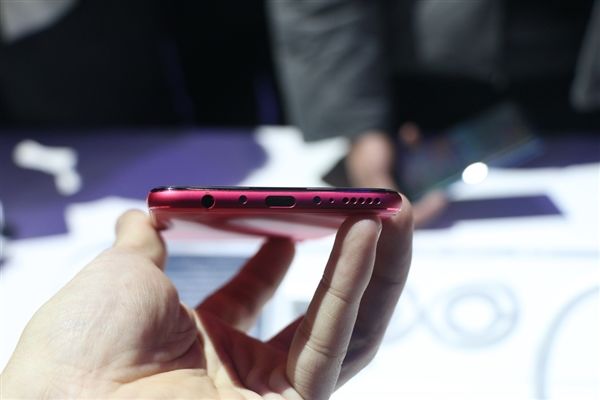 荣耀V10图赏：高颜值旗舰 这红色太有爱！