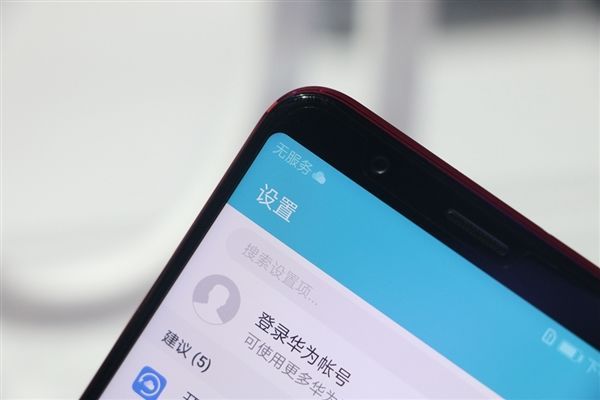 荣耀V10图赏：高颜值旗舰 这红色太有爱！