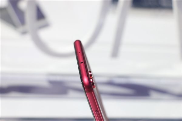 荣耀V10图赏：高颜值旗舰 这红色太有爱！