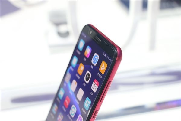 荣耀V10图赏：高颜值旗舰 这红色太有爱！