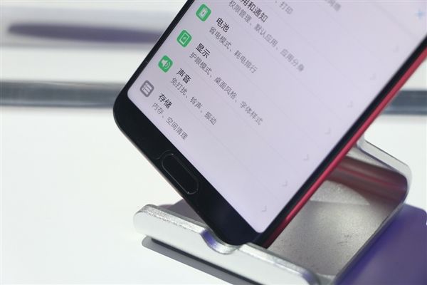 荣耀V10图赏：高颜值旗舰 这红色太有爱！