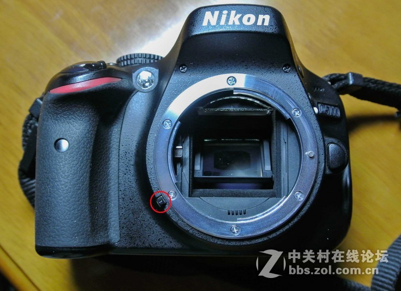 D5100相机镜头卡口边的小钮钮是做什么用的