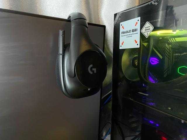 我这猪脑子，不用害怕打完游戏忘记摘耳机就起身了