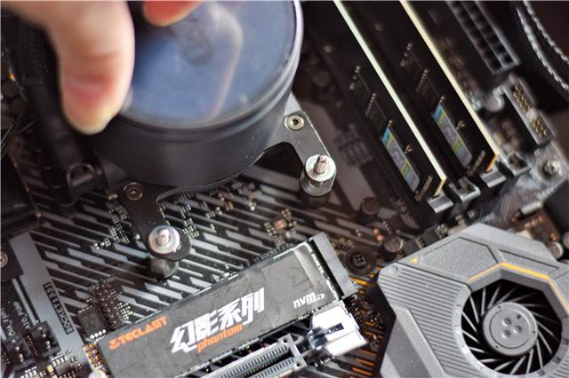 手把手教你装CPU水冷，超频三凌镜360水冷分享