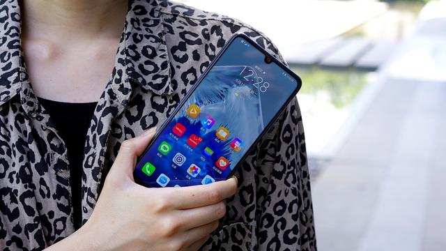 华为畅享20 Pro上手体验：5G双模全网通+90Hz高刷屏，通通都有