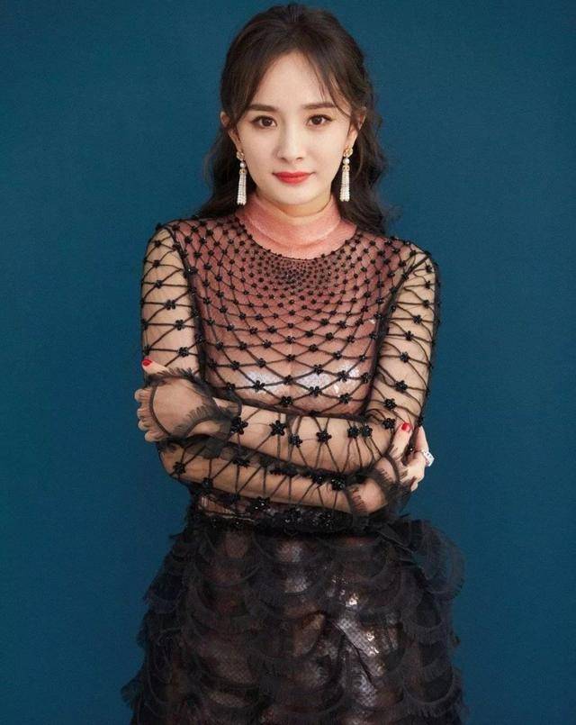 杨幂出席某活动 太美了 网友：穿啥啥都好看