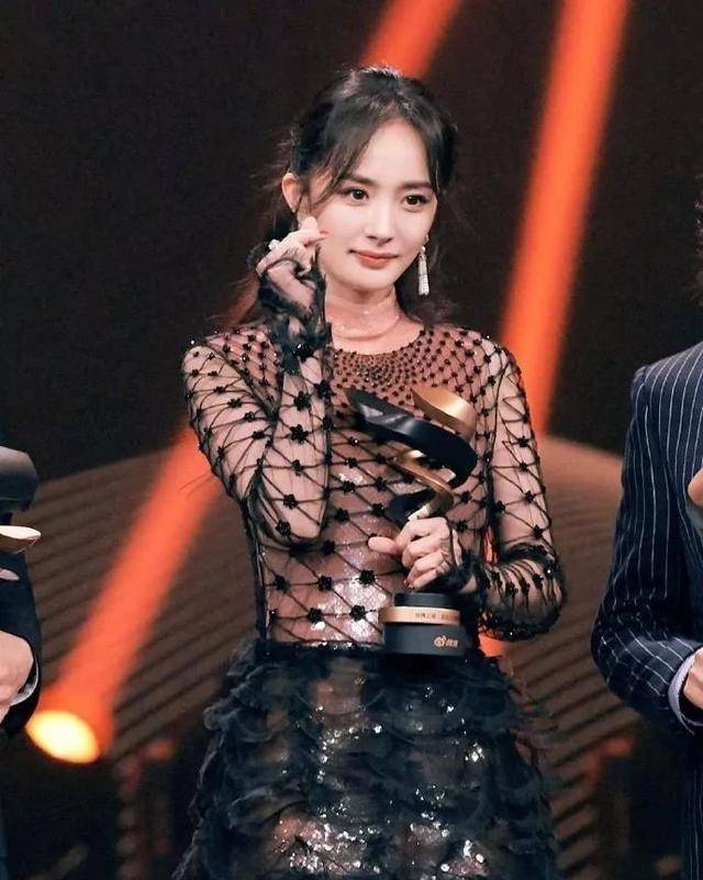 杨幂出席某活动 太美了 网友：穿啥啥都好看