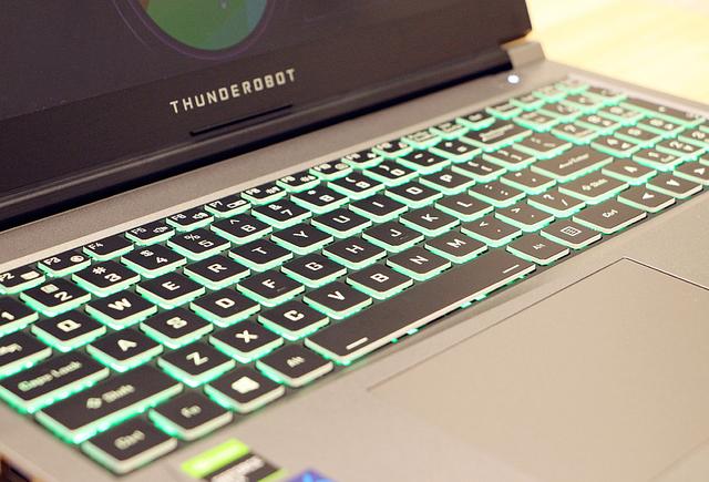 雷神911M野王游戏本全面评测!10代标压、GTX1650Ti