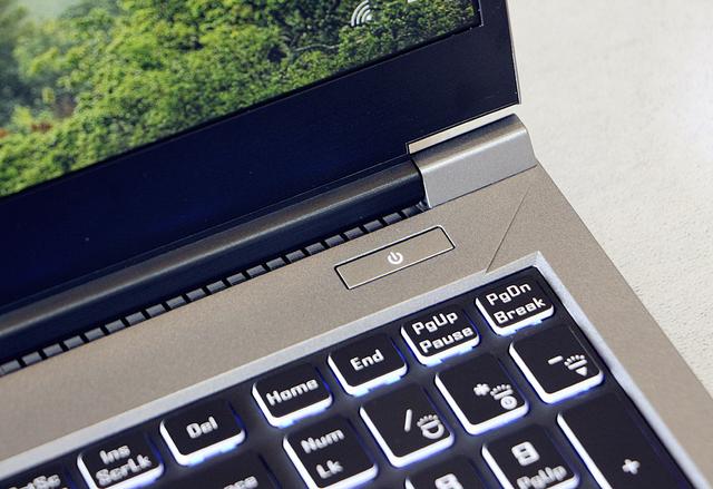 雷神911M野王游戏本全面评测!10代标压、GTX1650Ti