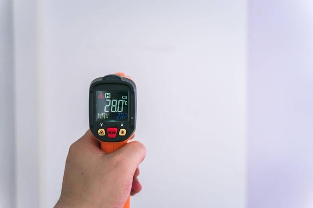 平均一天2块7的空调和一天1块的有多大差距?那看你在房间呆多久吧