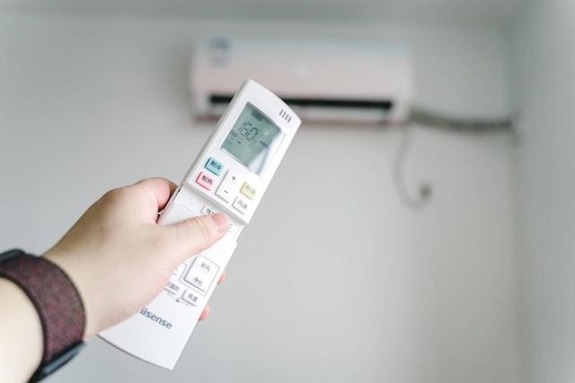 平均一天2块7的空调和一天1块的有多大差距?那看你在房间呆多久吧