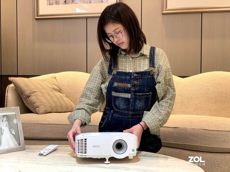 投影仪好处这么多，如何选购？明基E520教你摆脱只会按电源开关机键的困境