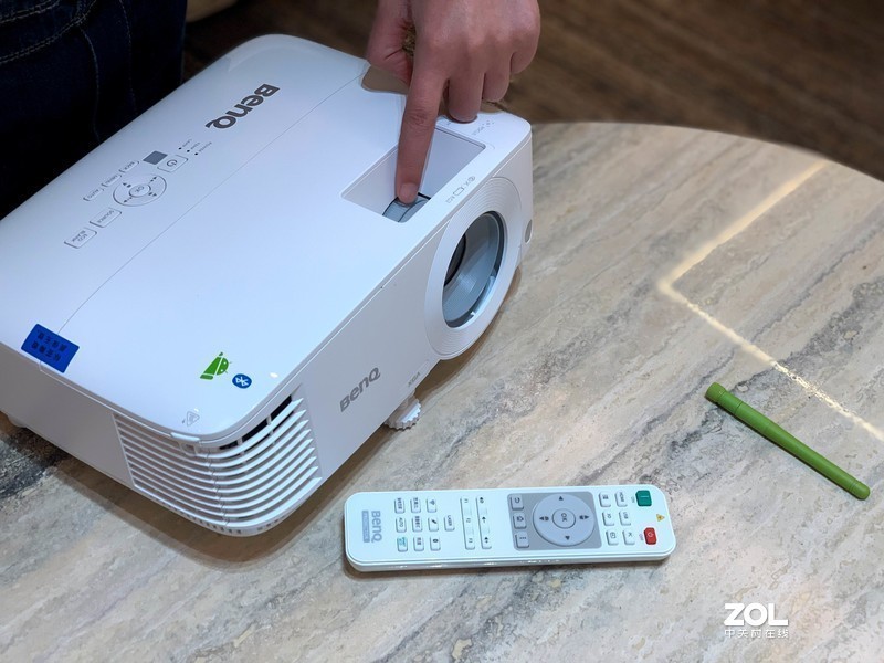 投影仪好处这么多，如何选购？明基E520教你摆脱只会按电源开关机键的困境