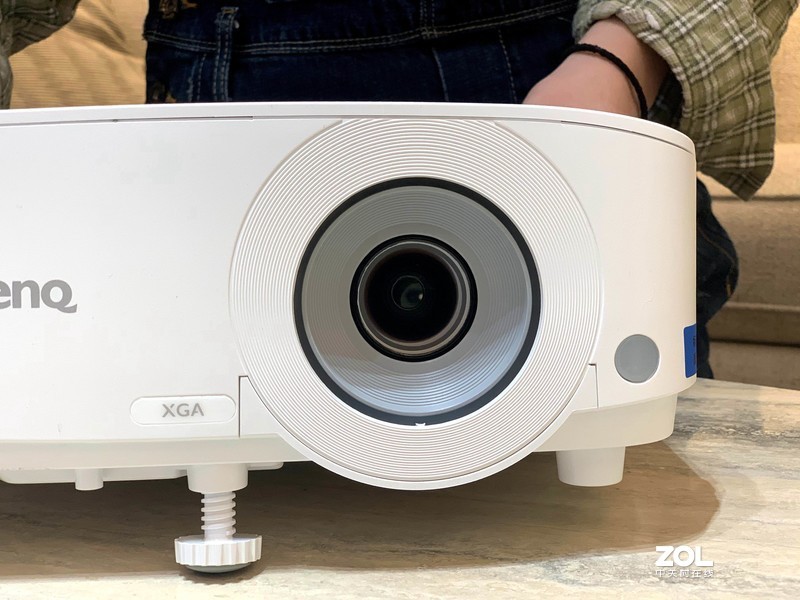 投影仪好处这么多，如何选购？明基E520教你摆脱只会按电源开关机键的困境