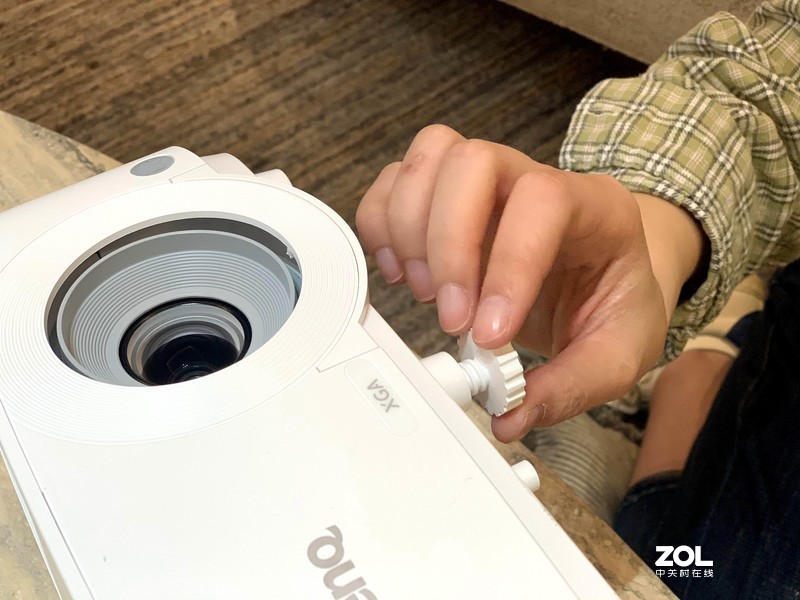 投影仪好处这么多，如何选购？明基E520教你摆脱只会按电源开关机键的困境