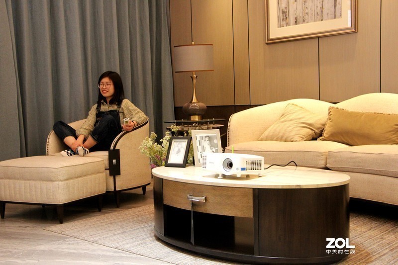 投影仪好处这么多，如何选购？明基E520教你摆脱只会按电源开关机键的困境