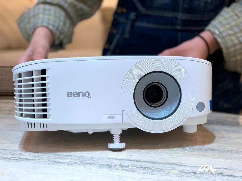 投影仪好处这么多，如何选购？明基E520教你摆脱只会按电源开关机键的困境