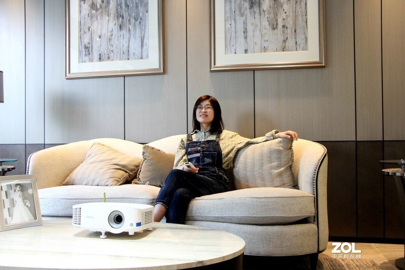 投影仪好处这么多，如何选购？明基E520教你摆脱只会按电源开关机键的困境