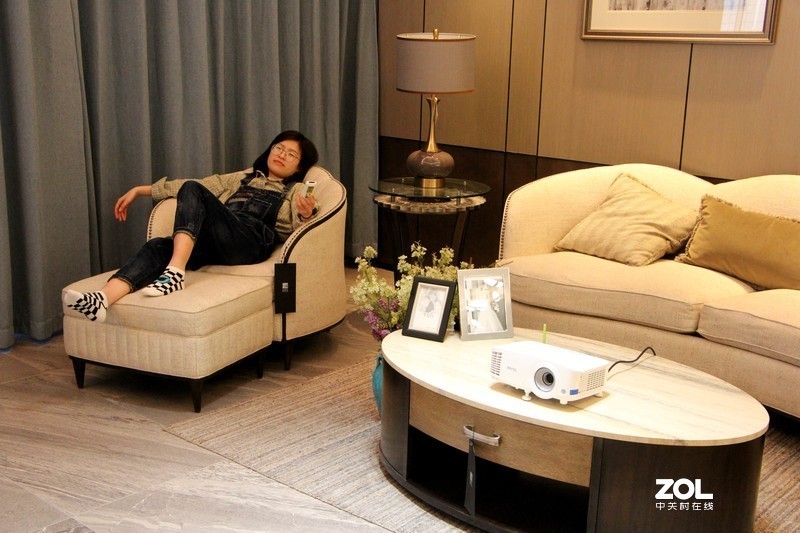 投影仪好处这么多，如何选购？明基E520教你摆脱只会按电源开关机键的困境