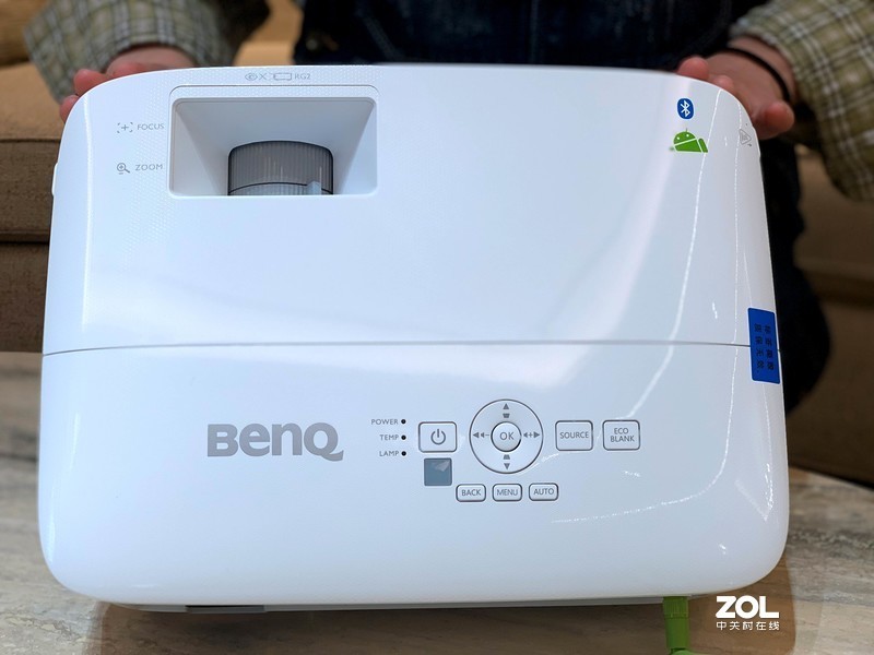 投影仪好处这么多，如何选购？明基E520教你摆脱只会按电源开关机键的困境