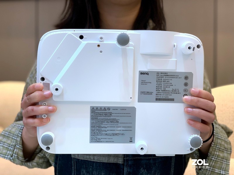 投影仪好处这么多，如何选购？明基E520教你摆脱只会按电源开关机键的困境