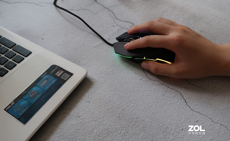 让达尔优EM925Pro游戏鼠标助你一臂之力