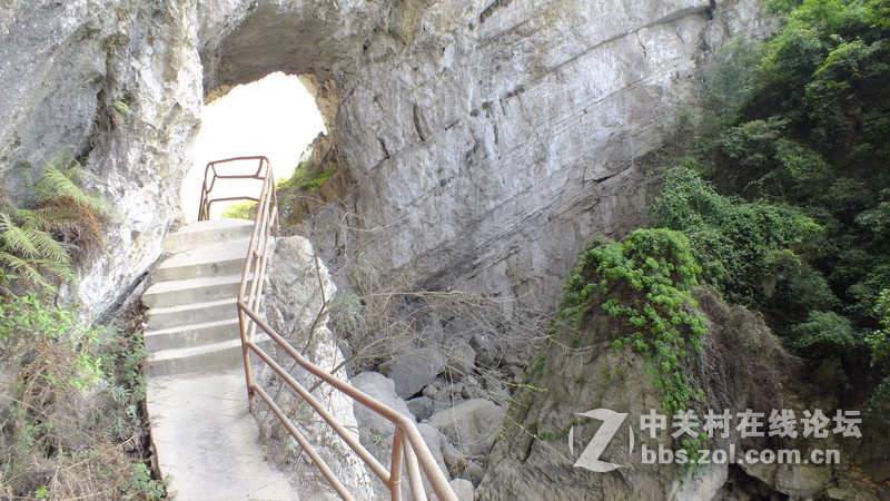 娄山之春缅怀先烈战斗遗址