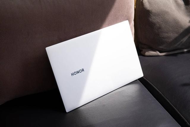 并不是只有MBP才算得上生产力工具，荣耀 MagicBook Pro 也是