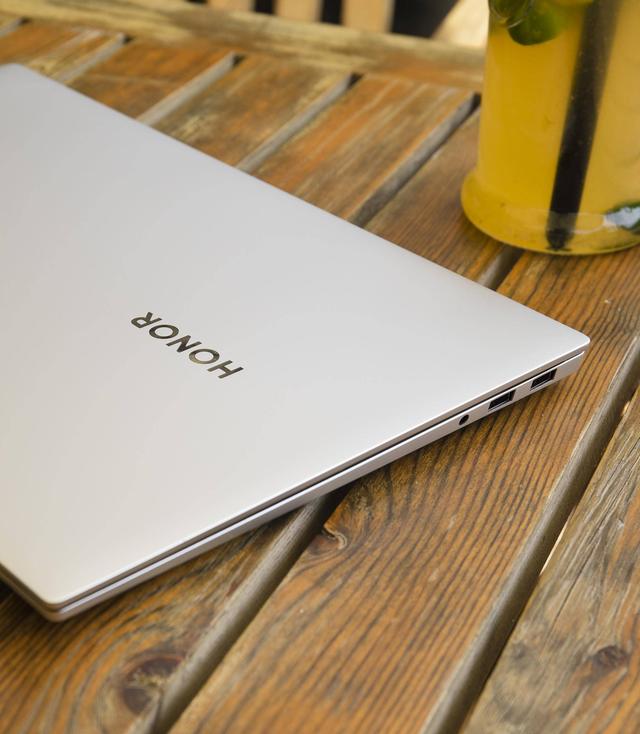 并不是只有MBP才算得上生产力工具，荣耀 MagicBook Pro 也是