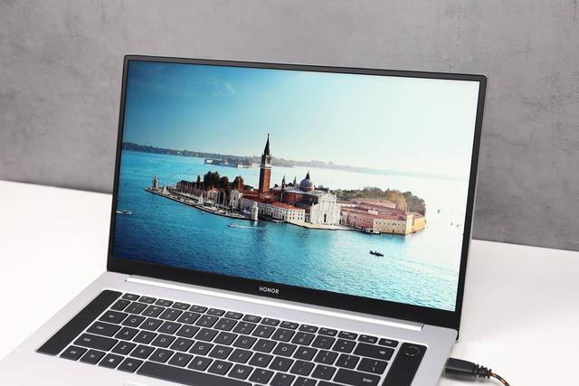 并不是只有MBP才算得上生产力工具，荣耀 MagicBook Pro 也是