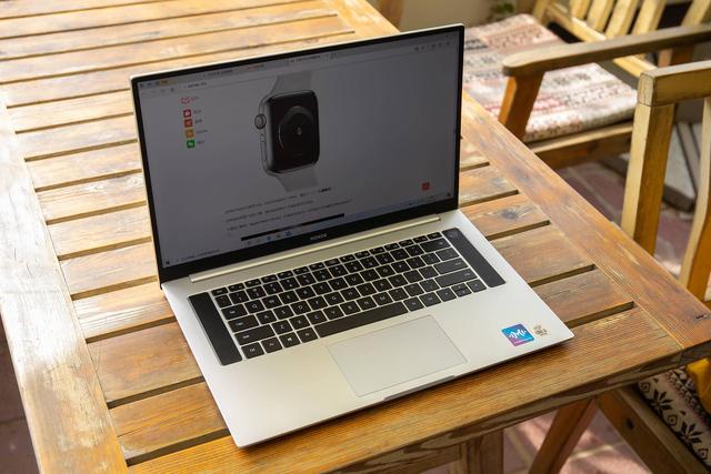 并不是只有MBP才算得上生产力工具，荣耀 MagicBook Pro 也是