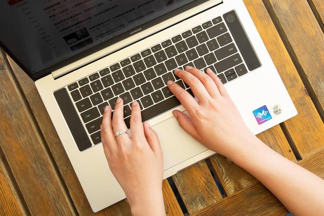 并不是只有MBP才算得上生产力工具，荣耀 MagicBook Pro 也是