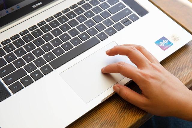 并不是只有MBP才算得上生产力工具，荣耀 MagicBook Pro 也是