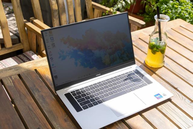 并不是只有MBP才算得上生产力工具，荣耀 MagicBook Pro 也是