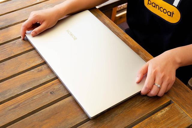 并不是只有MBP才算得上生产力工具，荣耀 MagicBook Pro 也是