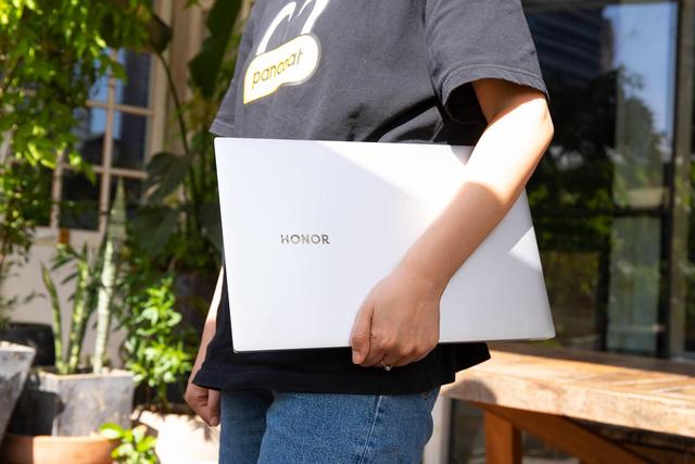 并不是只有MBP才算得上生产力工具，荣耀 MagicBook Pro 也是