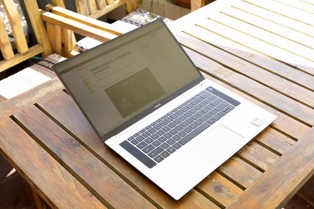 并不是只有MBP才算得上生产力工具，荣耀 MagicBook Pro 也是