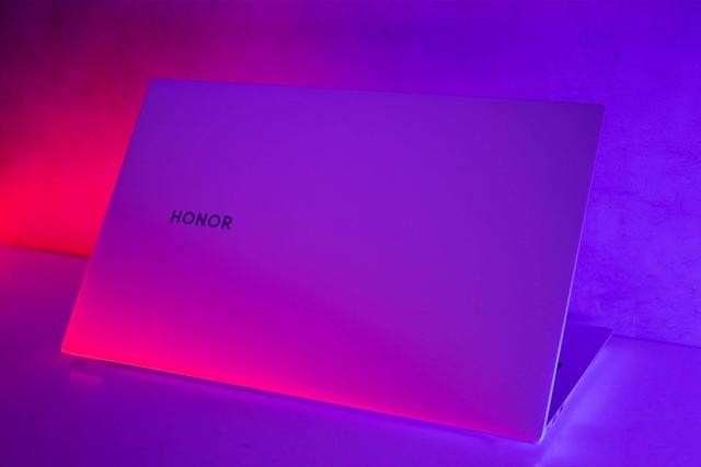 并不是只有MBP才算得上生产力工具，荣耀 MagicBook Pro 也是